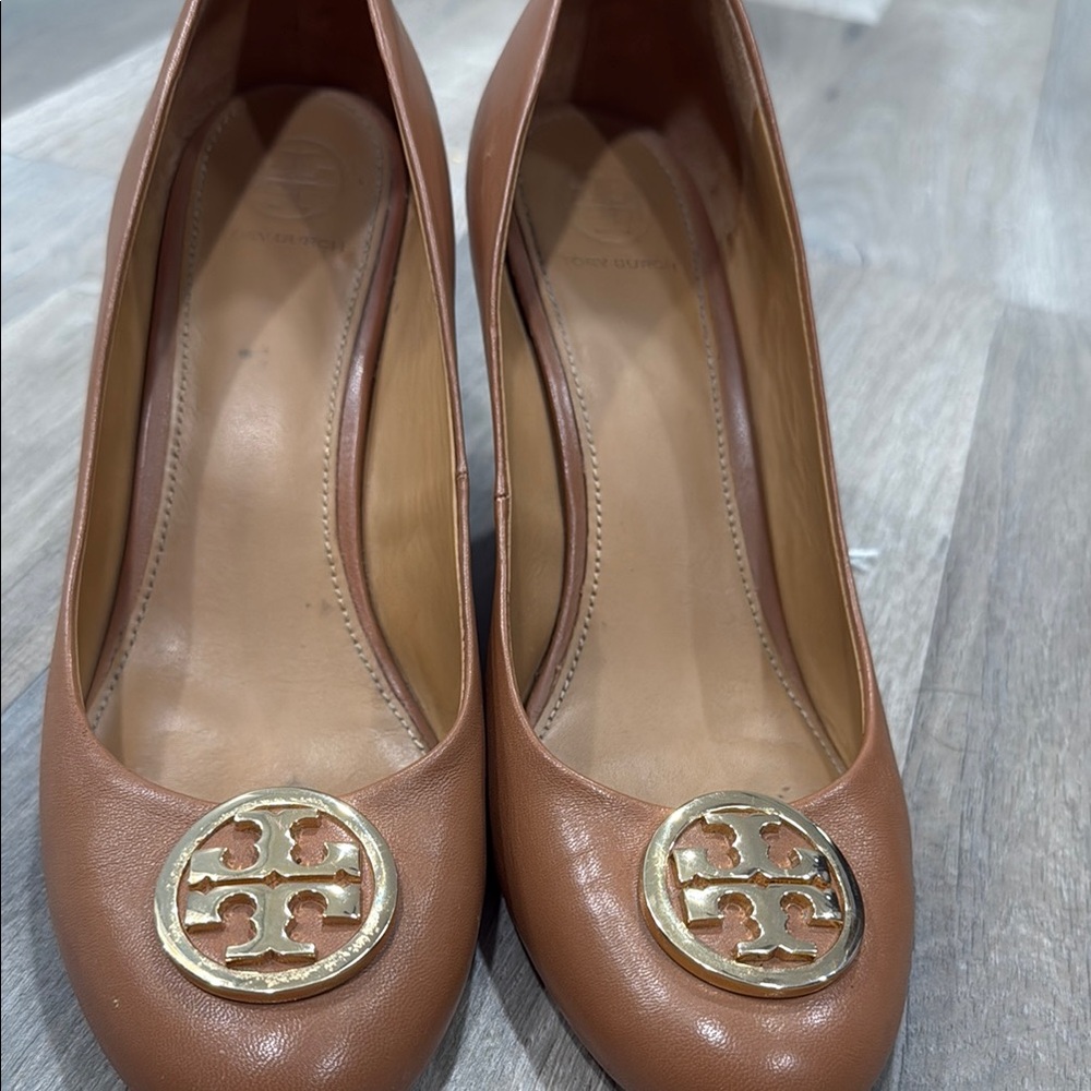 Tory Burch Tan Heels Elegant Leather Design